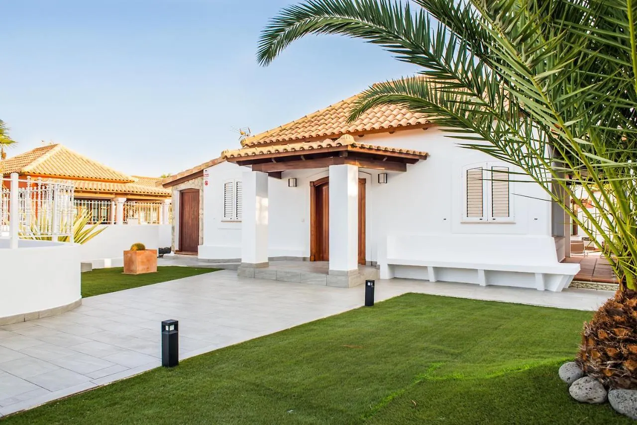 Luxury Villa 'La Bonita' With Private Heated Pool, Bbq & Free Wifi- Suiteable For Familiesfriends Corralejo